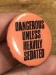 80年代頃のDangerous Unless Heavily Sedatedのメッセージが書かれたヴィンテージの缶バッチ