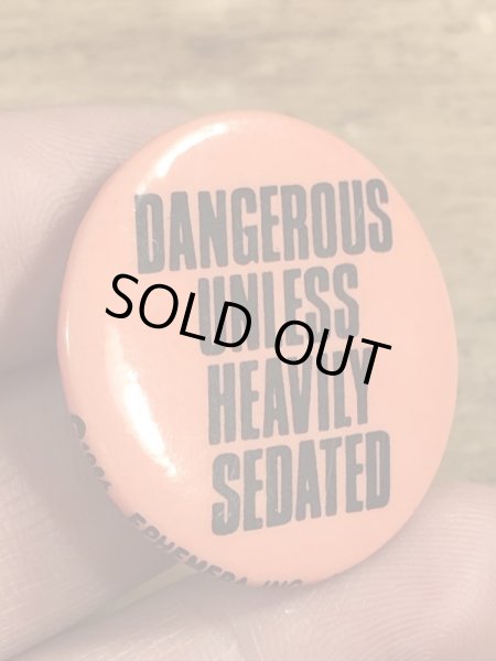 80年代頃のDangerous Unless Heavily Sedatedのメッセージが書かれたヴィンテージの缶バッチ