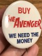 60~70年代頃のBuy The Avenger We Need The Moneyのメッセージが書かれたビンテージの缶バッジ