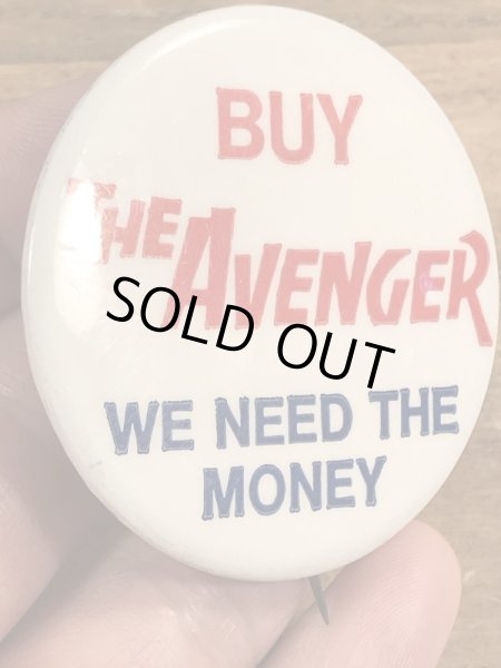 60~70年代頃のBuy The Avenger We Need The Moneyのメッセージが書かれたビンテージの缶バッジ