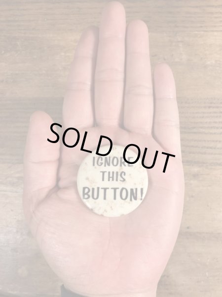 60年代頃のIgnore This Button!のメッセージが書かれたビンテージの缶バッチ