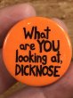 80年代頃のWhat Are You Looking At, Dicknoseのメッセージが書かれたビンテージの缶バッジ