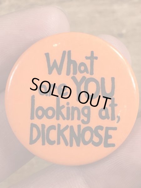 80年代頃のWhat Are You Looking At, Dicknoseのメッセージが書かれたビンテージの缶バッジ