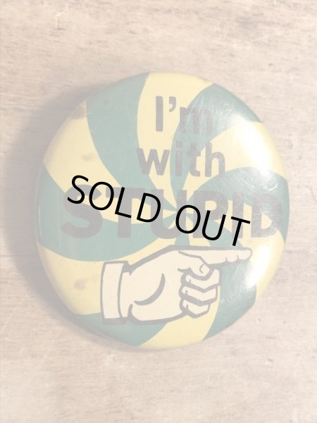 80年代頃のI'm With Stupidのメッセージが書かれたヴィンテージの缶バッチ