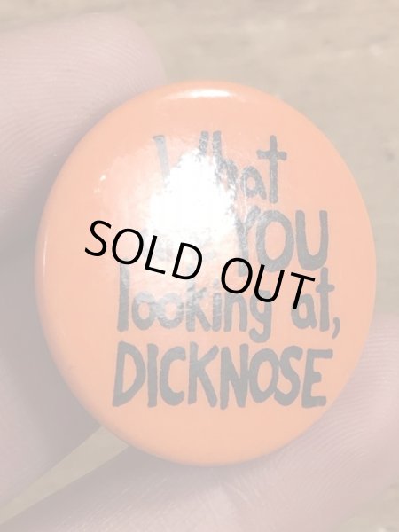 80年代頃のWhat Are You Looking At, Dicknoseのメッセージが書かれたビンテージの缶バッジ