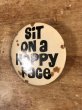 80'sのSit On A Happy Faceのメッセージが書かれたヴィンテージの缶バッチ