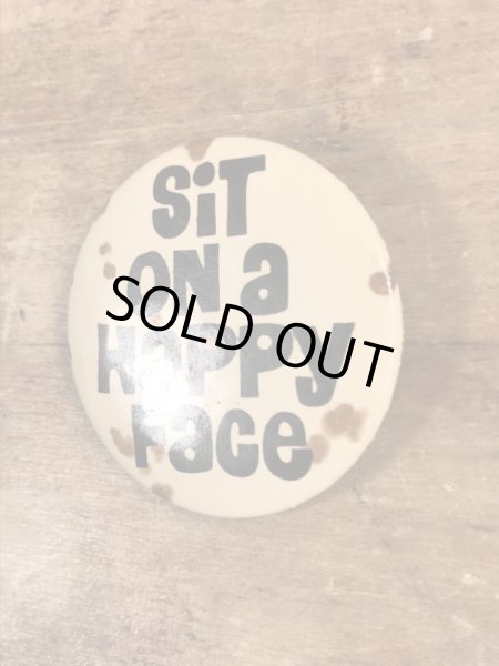 80'sのSit On A Happy Faceのメッセージが書かれたヴィンテージの缶バッチ