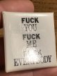 80年代頃のFuck You Fuck Me Fuck Everybodyのメッセージが書かれたヴィンテージの缶バッチ