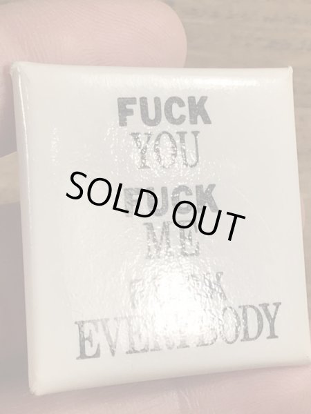 80年代頃のFuck You Fuck Me Fuck Everybodyのメッセージが書かれたヴィンテージの缶バッチ