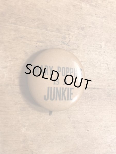 60年代頃のMary Poppins Is A Junkieメッセージが書かれたビンテージの缶バッチ