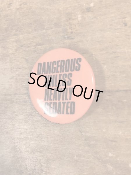 80'sのDangerous Unless Heavily Sedatedのメッセージが書かれたビンテージの缶バッジ