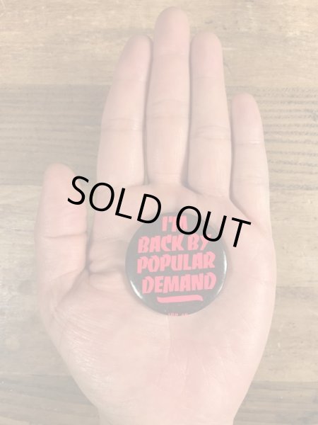 80年代頃のI'm Back By Popular Demandのメッセージが書かれたビンテージの缶バッジ