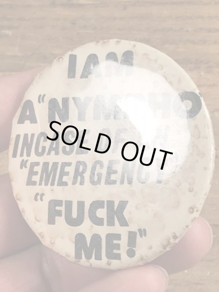 80's のI Am A Nympho Incase Of An... のメッセージが書かれたビンテージの缶バッジ