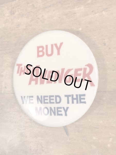 60~70'sのBuy The Avenger We Need The Moneyのメッセージが書かれたヴィンテージの缶バッチ