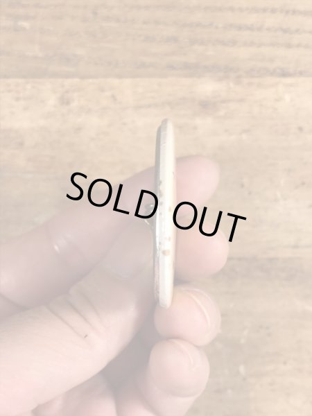 80年代頃のDanger!! High Voltage Wiresのメッセージが書かれたビンテージの缶バッジ