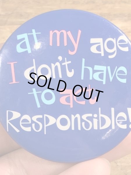 80年代頃のAt My Age I Don't Have To Act Responsible!のメッセージが書かれたビンテージの缶バッジ