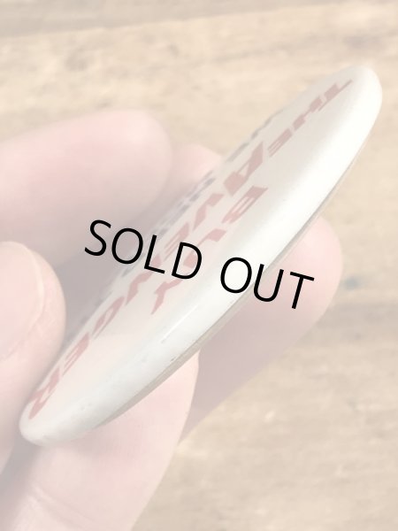 60~70年代頃のBuy The Avenger We Need The Moneyのメッセージが書かれたビンテージの缶バッジ