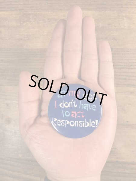 80'sのAt My Age I Don't Have To Act Responsible!のメッセージが書かれたヴィンテージの缶バッチ