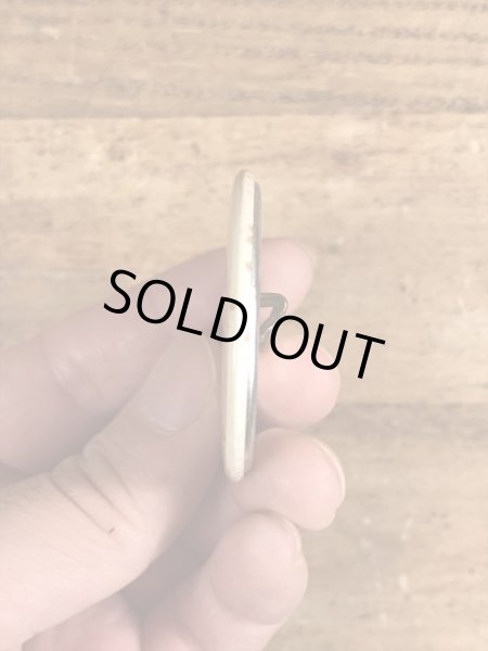 80年代頃のDanger!! High Voltage Wiresのメッセージが書かれたビンテージの缶バッジ