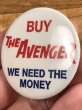 60~70'sのBuy The Avenger We Need The Moneyのメッセージが書かれたヴィンテージの缶バッチ