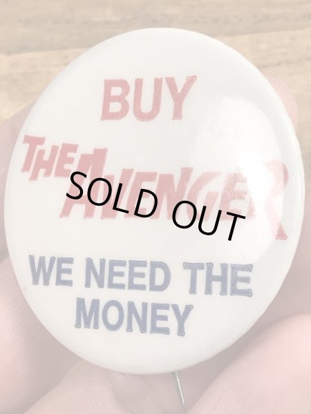 60~70'sのBuy The Avenger We Need The Moneyのメッセージが書かれたヴィンテージの缶バッチ