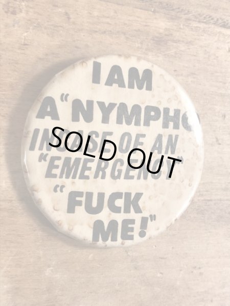 80年代頃のI Am A Nympho Incase Of An... のメッセージが書かれたヴィンテージの缶バッチ
