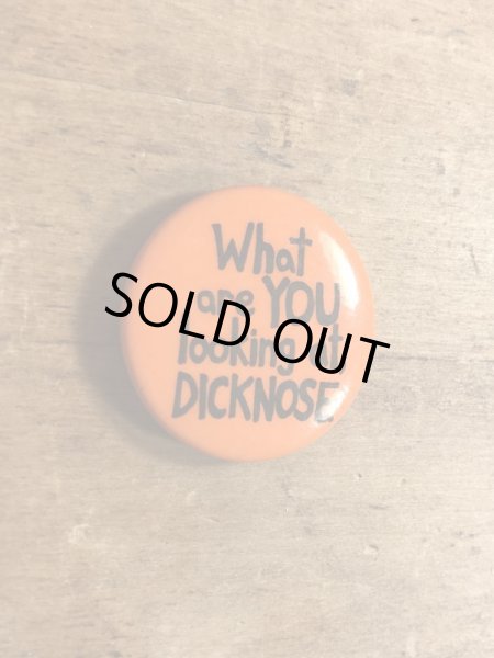 80年代頃のWhat Are You Looking At, Dicknoseのメッセージが書かれたビンテージの缶バッジ