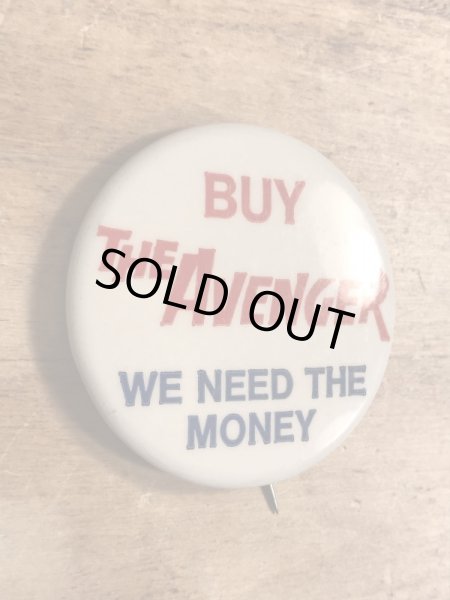 60~70年代頃のBuy The Avenger We Need The Moneyのメッセージが書かれたビンテージの缶バッジ