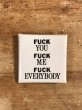 80年代頃のFuck You Fuck Me Fuck Everybodyのメッセージが書かれたヴィンテージの缶バッチ