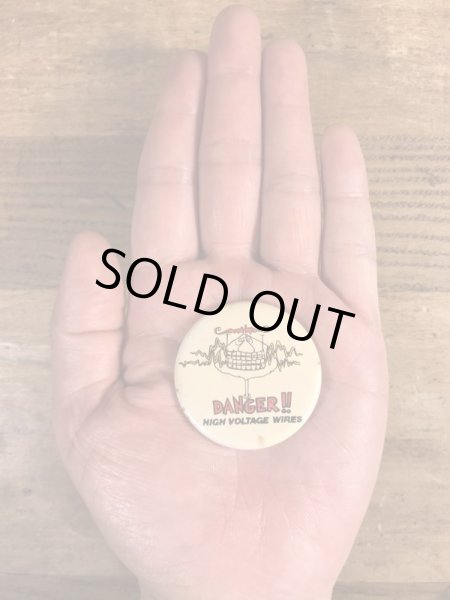 80年代頃のDanger!! High Voltage Wiresのメッセージが書かれたビンテージの缶バッジ