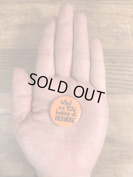 80'sのWhat Are You Looking At, Dicknoseのメッセージが書かれたヴィンテージの缶バッチ