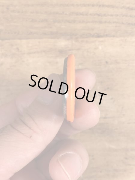 80年代頃のWhat Are You Looking At, Dicknoseのメッセージが書かれたビンテージの缶バッジ