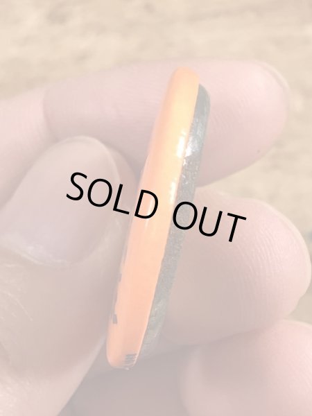 80年代頃のWhat Are You Looking At, Dicknoseのメッセージが書かれたビンテージの缶バッジ