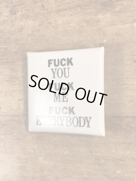 80'sのFuck You Fuck Me Fuck Everybodyのメッセージが書かれたビンテージの缶バッジ