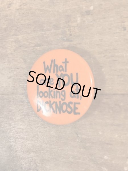 80'sのWhat Are You Looking At, Dicknoseのメッセージが書かれたヴィンテージの缶バッチ