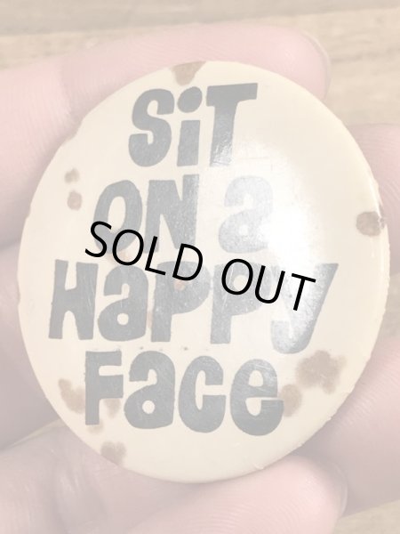 80'sのSit On A Happy Faceのメッセージが書かれたヴィンテージの缶バッチ