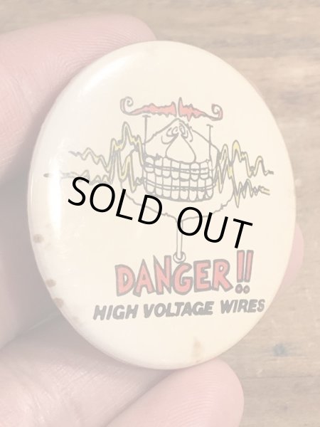 80年代頃のDanger!! High Voltage Wiresのメッセージが書かれたビンテージの缶バッジ