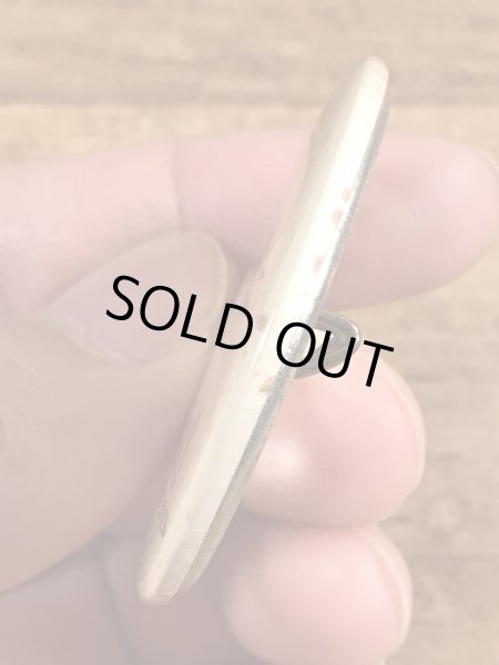 80年代頃のDanger!! High Voltage Wiresのメッセージが書かれたビンテージの缶バッジ