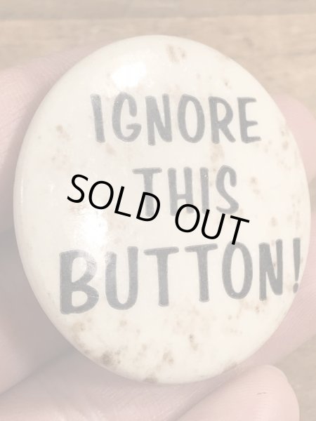 60年代頃のIgnore This Button!のメッセージが書かれたビンテージの缶バッチ