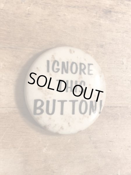 60年代頃のIgnore This Button!のメッセージが書かれたビンテージの缶バッチ