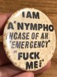 80年代頃のI Am A Nympho Incase Of An... のメッセージが書かれたヴィンテージの缶バッチ