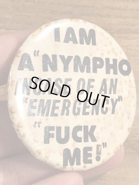 80年代頃のI Am A Nympho Incase Of An... のメッセージが書かれたヴィンテージの缶バッチ