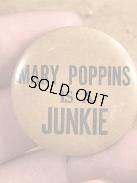 60年代頃のMary Poppins Is A Junkieメッセージが書かれたビンテージの缶バッチ
