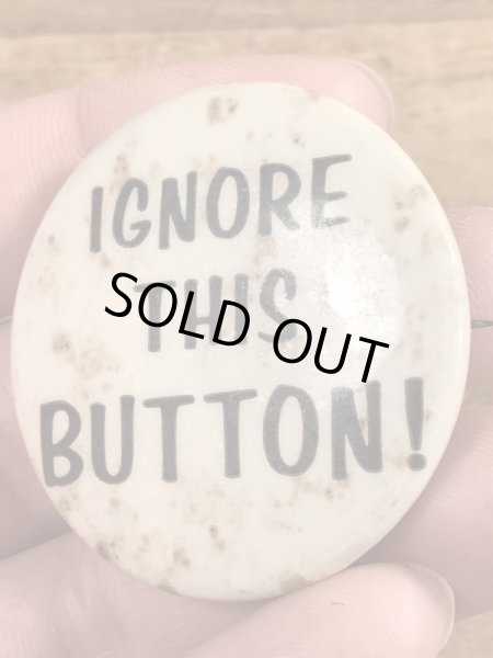 60’sのIgnore This Button!のメッセージが書かれたヴィンテージの缶バッジ