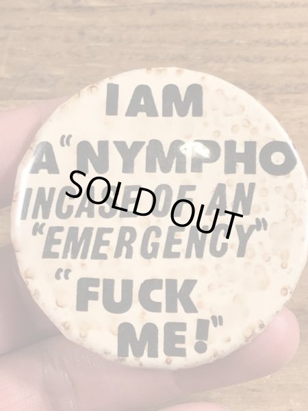 80年代頃のI Am A Nympho Incase Of An... のメッセージが書かれたヴィンテージの缶バッチ
