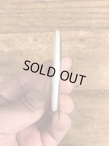 60~70年代頃のBuy The Avenger We Need The Moneyのメッセージが書かれたビンテージの缶バッジ