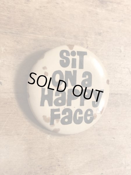 80年代頃のSit On A Happy Faceのメッセージが書かれたビンテージの缶バッジ