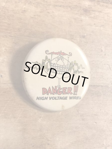 80年代頃のDanger!! High Voltage Wiresのメッセージが書かれたビンテージの缶バッジ
