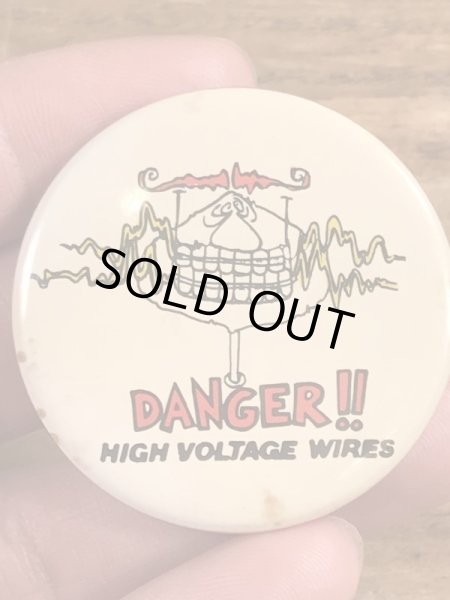 80年代頃のDanger!! High Voltage Wiresのメッセージが書かれたビンテージの缶バッジ