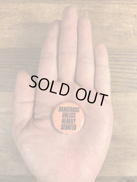 80年代頃のDangerous Unless Heavily Sedatedのメッセージが書かれたヴィンテージの缶バッチ